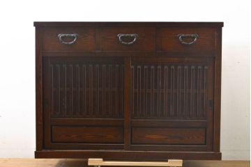 中古　民芸家具　展示未使用品　タモ材　上質な和の空間づくりに取り入れたいシックな水屋箪笥サイドボード(収納棚、戸棚、食器棚、キャビネット)(R-061456)