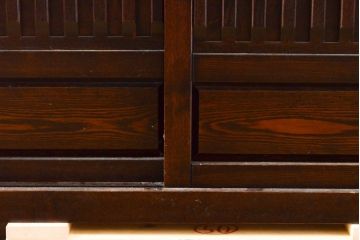 中古　民芸家具　展示未使用品　タモ材　上質な和の空間づくりに取り入れたいシックな水屋箪笥サイドボード(収納棚、戸棚、食器棚、キャビネット)(R-061456)