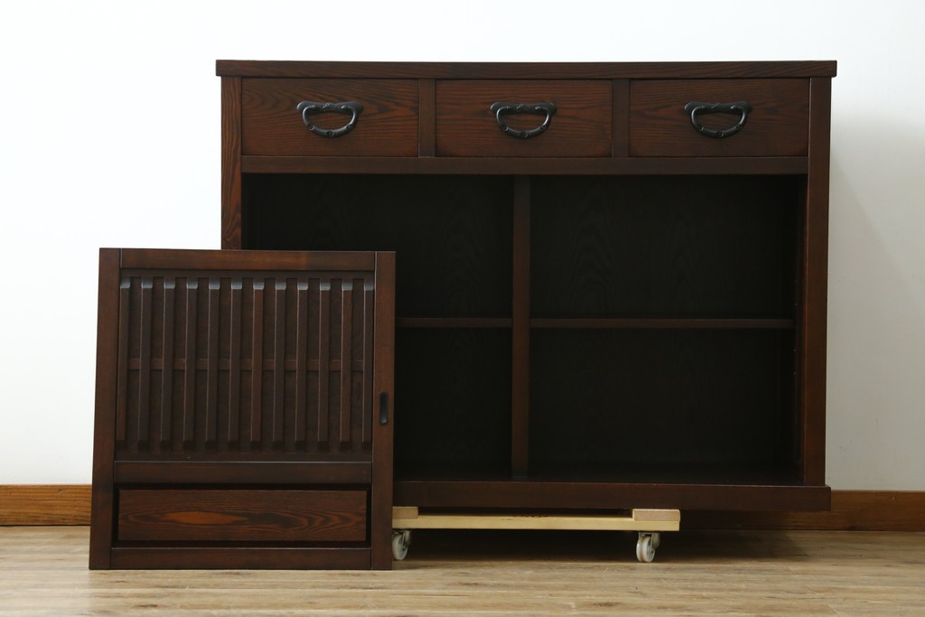 新古　未使用展示品　タモ材　上質な和の空間づくりに取り入れたいシックな水屋箪笥サイドボード　(R-061456)