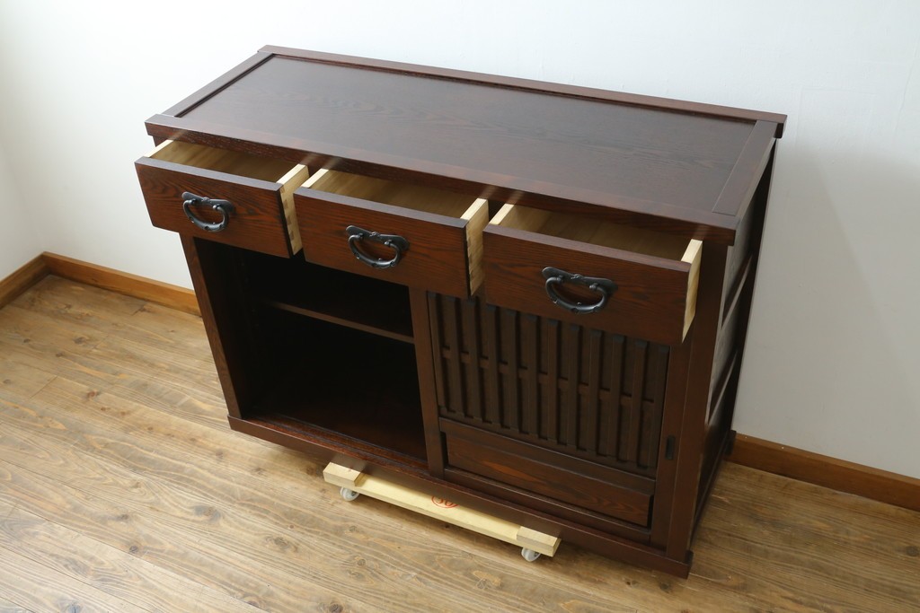 新古　未使用展示品　タモ材　上質な和の空間づくりに取り入れたいシックな水屋箪笥サイドボード　(R-061456)
