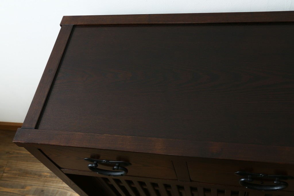 新古　未使用展示品　タモ材　上質な和の空間づくりに取り入れたいシックな水屋箪笥サイドボード　(R-061456)