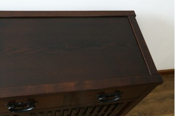 新古　未使用展示品　タモ材　上質な和の空間づくりに取り入れたいシックな水屋箪笥サイドボード　(R-061456)