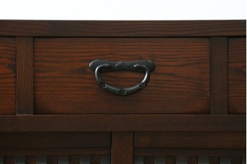 新古　未使用展示品　タモ材　上質な和の空間づくりに取り入れたいシックな水屋箪笥サイドボード　(R-061456)