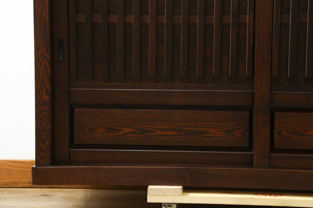 新古　未使用展示品　タモ材　上質な和の空間づくりに取り入れたいシックな水屋箪笥サイドボード　(R-061456)