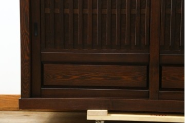 新古　未使用展示品　タモ材　上質な和の空間づくりに取り入れたいシックな水屋箪笥サイドボード　(R-061456)