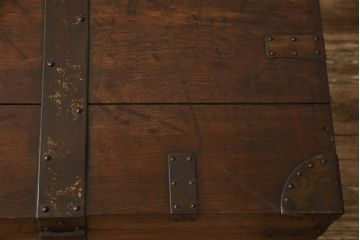 イギリスアンティーク　立派な金具が重厚感を醸し出す、オーク材の上質な木製トランク(収納箱、船トランク、舟トランク)(R-061458)