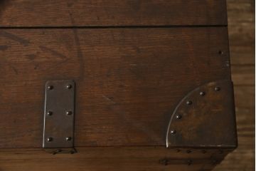 イギリスアンティーク　立派な金具が重厚感を醸し出す、オーク材の上質な木製トランク(収納箱、船トランク、舟トランク)(R-061458)