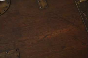 イギリスアンティーク　立派な金具が重厚感を醸し出す、オーク材の上質な木製トランク(収納箱、船トランク、舟トランク)(R-061458)