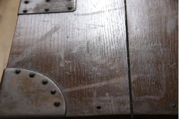 イギリスアンティーク　立派な金具が重厚感を醸し出す、オーク材の上質な木製トランク(収納箱、船トランク、舟トランク)(R-061458)