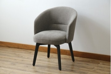 中古　超美品　イタリア　ミノッティ(Minotti)　シンプルモダンなデザインが美しい回転式ダイニングチェア　定価約35万円相当　(R-061465)