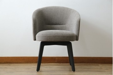 中古　超美品　イタリア　ミノッティ(Minotti)　シンプルモダンなデザインが美しい回転式ダイニングチェア　定価約35万円相当　(R-061465)