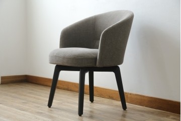 中古　超美品　イタリア　ミノッティ(Minotti)　シンプルモダンなデザインが美しい回転式ダイニングチェア　定価約35万円相当　(R-061465)