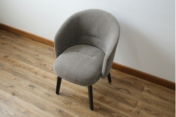 中古　超美品　イタリア　ミノッティ(Minotti)　シンプルモダンなデザインが美しい回転式ダイニングチェア　定価約35万円相当　(R-061465)