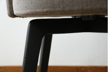 中古　超美品　イタリア　ミノッティ(Minotti)　シンプルモダンなデザインが美しい回転式ダイニングチェア　定価約35万円相当　(R-061465)