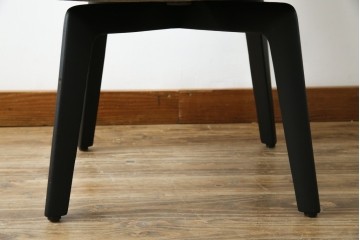 中古　超美品　イタリア　ミノッティ(Minotti)　シンプルモダンなデザインが美しい回転式ダイニングチェア　定価約35万円相当　(R-061465)