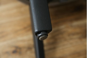 中古　超美品　イタリア　ミノッティ(Minotti)　シンプルモダンなデザインが美しい回転式ダイニングチェア　定価約35万円相当　(R-061465)