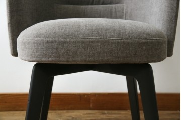 中古　超美品　イタリア　ミノッティ(Minotti)　シンプルモダンなデザインが美しい回転式ダイニングチェア　定価約35万円相当　(R-061465)