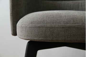 中古　超美品　イタリア　ミノッティ(Minotti)　シンプルモダンなデザインが美しい回転式ダイニングチェア　定価約35万円相当　(R-061465)