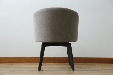 中古　超美品　イタリア　ミノッティ(Minotti)　シンプルモダンなデザインが美しい回転式ダイニングチェア　定価約35万円相当　(R-061465)