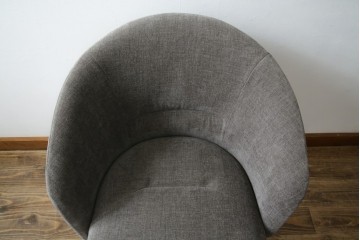 中古　超美品　イタリア　ミノッティ(Minotti)　シンプルモダンなデザインが美しい回転式ダイニングチェア　定価約35万円相当　(R-061465)