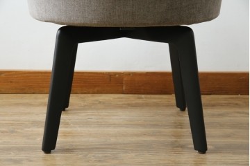 中古　超美品　イタリア　ミノッティ(Minotti)　シンプルモダンなデザインが美しい回転式ダイニングチェア　定価約35万円相当　(R-061465)