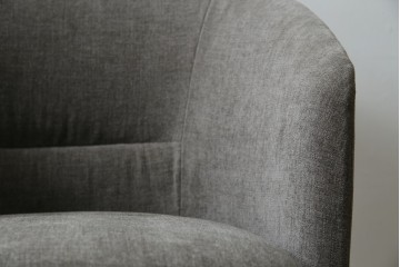 中古　超美品　イタリア　ミノッティ(Minotti)　シンプルモダンなデザインが美しい回転式ダイニングチェア　定価約35万円相当　(R-061465)