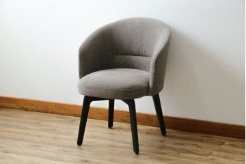 中古　超美品　イタリア　ミノッティ(Minotti)　シンプルモダンなデザインが美しい回転式ダイニングチェア(定価35万円)(回転イス、椅子)(R-061467)