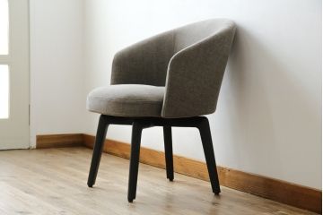 中古　超美品　イタリア　ミノッティ(Minotti)　シンプルモダンなデザインが美しい回転式ダイニングチェア(定価35万円)(回転イス、椅子)(R-061467)