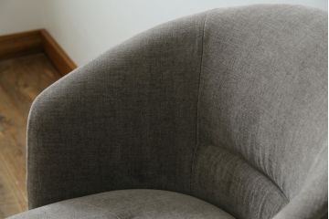 中古　超美品　イタリア　ミノッティ(Minotti)　シンプルモダンなデザインが美しい回転式ダイニングチェア(定価35万円)(回転イス、椅子)(R-061467)