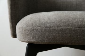 中古　超美品　イタリア　ミノッティ(Minotti)　シンプルモダンなデザインが美しい回転式ダイニングチェア(定価35万円)(回転イス、椅子)(R-061467)