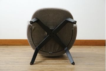中古　超美品　イタリア　ミノッティ(Minotti)　シンプルモダンなデザインが美しい回転式ダイニングチェア(定価35万円)(回転イス、椅子)(R-061467)