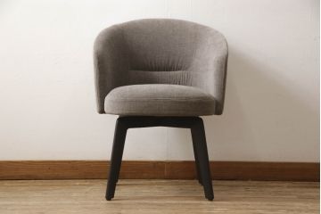中古　超美品　イタリア　ミノッティ(Minotti)　シンプルモダンなデザインが美しい回転式ダイニングチェア(定価35万円)(回転イス、椅子)(R-061468)