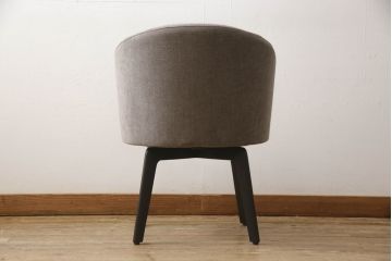 中古　超美品　イタリア　ミノッティ(Minotti)　シンプルモダンなデザインが美しい回転式ダイニングチェア(定価35万円)(回転イス、椅子)(R-061468)