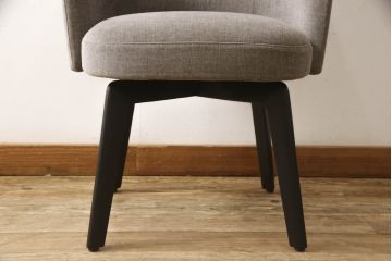 中古　超美品　イタリア　ミノッティ(Minotti)　シンプルモダンなデザインが美しい回転式ダイニングチェア(定価35万円)(回転イス、椅子)(R-061469)