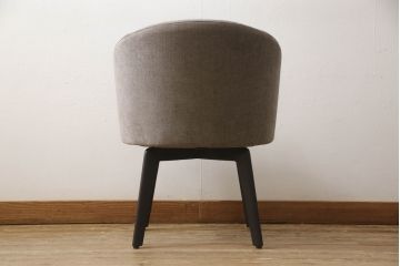 中古　超美品　イタリア　ミノッティ(Minotti)　シンプルモダンなデザインが美しい回転式ダイニングチェア(定価35万円)(回転イス、椅子)(R-061469)