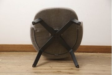 中古　超美品　イタリア　ミノッティ(Minotti)　シンプルモダンなデザインが美しい回転式ダイニングチェア(定価35万円)(回転イス、椅子)(R-061469)