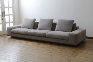中古　イタリア　ミノッティ(Minotti)　シンプルながら洗練された佇まいの3人掛けソファ(3人掛け、3P)(定価約300万円)(R-061470)