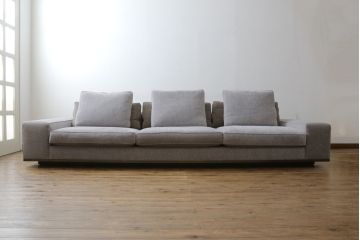 中古　イタリア　ミノッティ(Minotti)　シンプルながら洗練された佇まいの3人掛けソファ(3人掛け、3P)(定価約300万円)(R-061470)