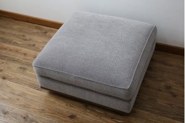 中古　イタリア　ミノッティ(Minotti)　シンプルながら洗練された佇まいのオットマン(フットスツール、1Pソファ、椅子)(R-061473)
