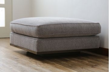 中古　イタリア　ミノッティ(Minotti)　シンプルながら洗練された佇まいのオットマン(フットスツール、1Pソファ、椅子)(R-061474)