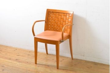 中古　美品　arflex(アルフレックス)　LUCA(ルカ)　滑らかに曲線を描く肘掛けと籠編みのような背もたれがアクセントのアームチェア(ダイニングチェア、イス、椅子)(定価約12万円)(R-061479)