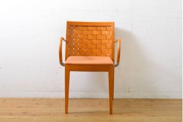 中古　美品　arflex(アルフレックス)　LUCA(ルカ)　滑らかに曲線を描く肘掛けと籠編みのような背もたれがアクセントのアームチェア(ダイニングチェア、イス、椅子)(定価約12万円)(R-061479)