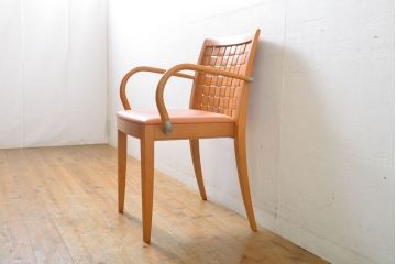 中古　美品　arflex(アルフレックス)　LUCA(ルカ)　滑らかに曲線を描く肘掛けと籠編みのような背もたれがアクセントのアームチェア(ダイニングチェア、イス、椅子)(定価約12万円)(R-061479)