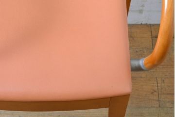 中古　美品　arflex(アルフレックス)　LUCA(ルカ)　滑らかに曲線を描く肘掛けと籠編みのような背もたれがアクセントのアームチェア(ダイニングチェア、イス、椅子)(定価約12万円)(R-061479)