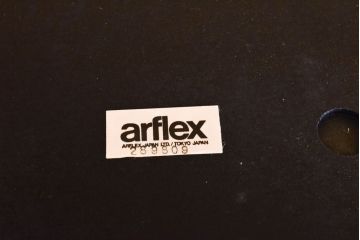 中古　美品　arflex(アルフレックス)　LUCA(ルカ)　滑らかに曲線を描く肘掛けと籠編みのような背もたれがアクセントのアームチェア(ダイニングチェア、イス、椅子)(定価約12万円)(R-061479)