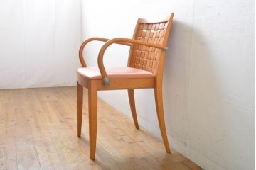 中古　美品　arflex(アルフレックス)　LUCA(ルカ)　滑らかに曲線を描く肘掛けと籠編みのような背もたれがアクセントのアームチェア(ダイニングチェア、イス、椅子)(定価約12万円)(R-061480)