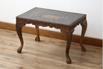 中古　高級　海外輸入家具　凝った脚のつくりが目を引く彫刻入りサイドテーブル(ローテーブル、センターテーブル)(R-061481)