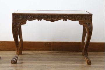 中古　高級　海外輸入家具　凝った脚のつくりが目を引く彫刻入りサイドテーブル(ローテーブル、センターテーブル)(R-061481)