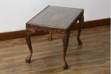 中古　高級　海外輸入家具　凝った脚のつくりが目を引く彫刻入りサイドテーブル(ローテーブル、センターテーブル)(R-061481)