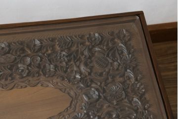 中古　高級　海外輸入家具　凝った脚のつくりが目を引く彫刻入りサイドテーブル(ローテーブル、センターテーブル)(R-061481)